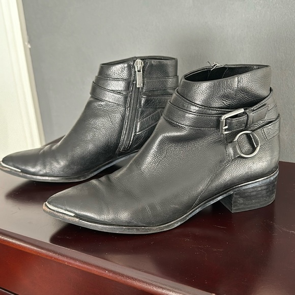 Beautiful loved Marc Fisher black booties size 5.5.  So comfortable! - Picture 1 of 5